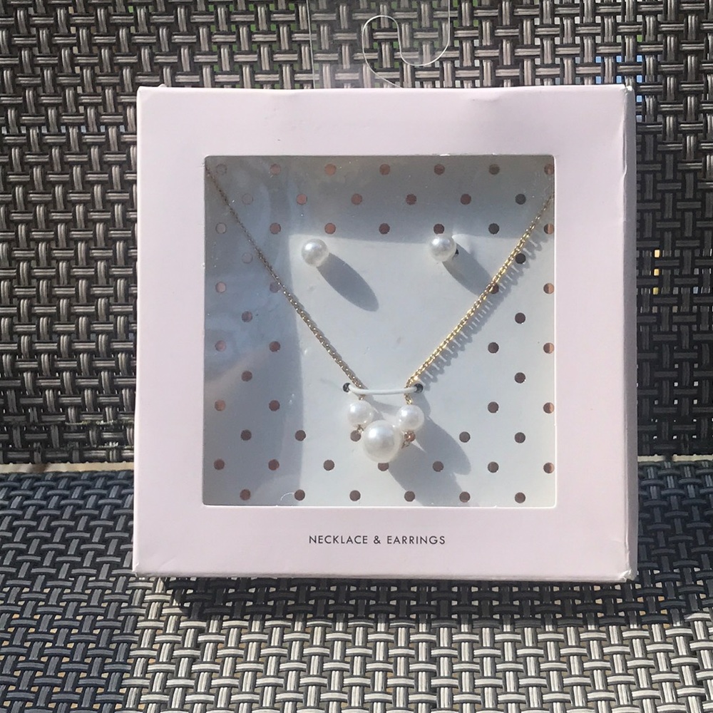 ⚜️Pearl Necklace & Earring Set!